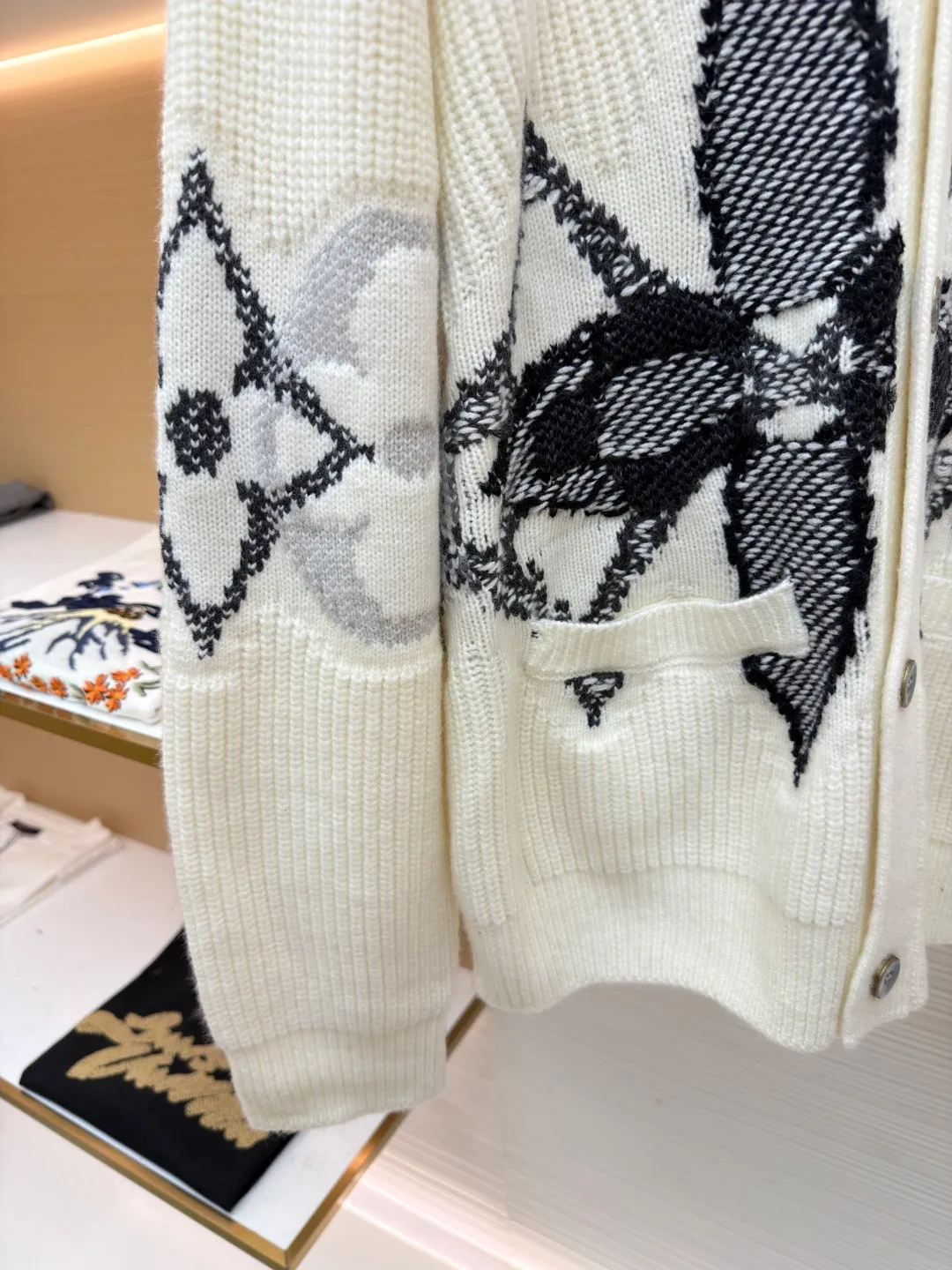 LOUIS VUITTON Ski Series Graphic single-breasted cardigan V-neck sweater ●Original version: Purchased and developed by 15699 ●Item number: 1681681-B90 ●Fabric: wool blended fabric ●Technology: knitted intarsia production ●Color: off-white ●Version: fitted version ●Weight: about 900 grams ●Size: XS-S-M-L ●Description: This sheep wool cardigan is embellished with eye-catching logo patterns, large size LV Letters and Monogram flowers overlap on the lower body and sleeves, creating a snowflake-like scene. The elegant intarsia knit uses contrasting stitching and contrasts with a wide ribbed base for a three-dimensional effect. Perfect for après skiing and a relaxing night out. The overall wiring is straight and delicate, the fabric is comfortable and soft, and the color is consistent without color difference. It can be matched with the same style to create a fashionable look and control various occasions. Customized accessories, complete with three standards, same style for men and women!